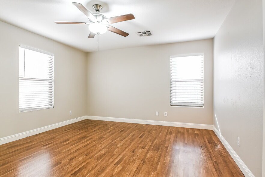 Building Photo - 9582 N 81st Dr