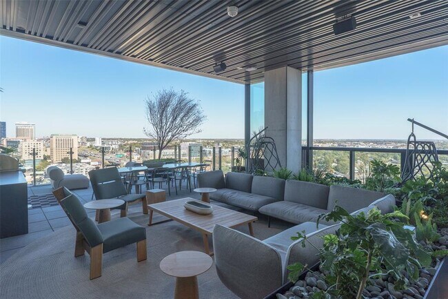 Building Photo - 610 Davis St