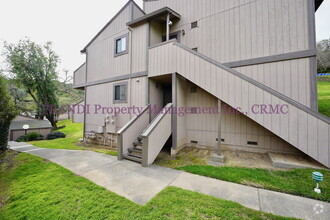 Building Photo - Charming Novato Apartment with Great Light...