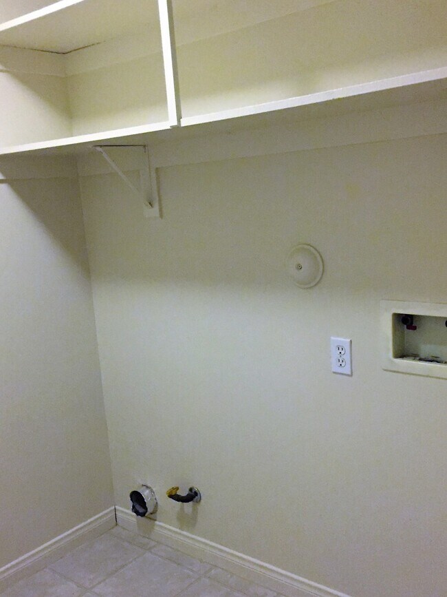 Building Photo - 5801 Roscomare St