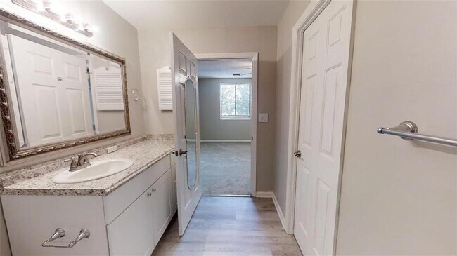 Building Photo - 300 Johnson Ferry Rd