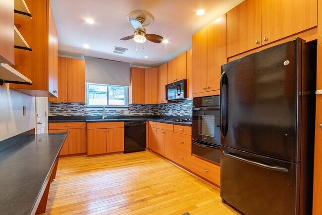 Building Photo - Three Bed Newbold Townhome