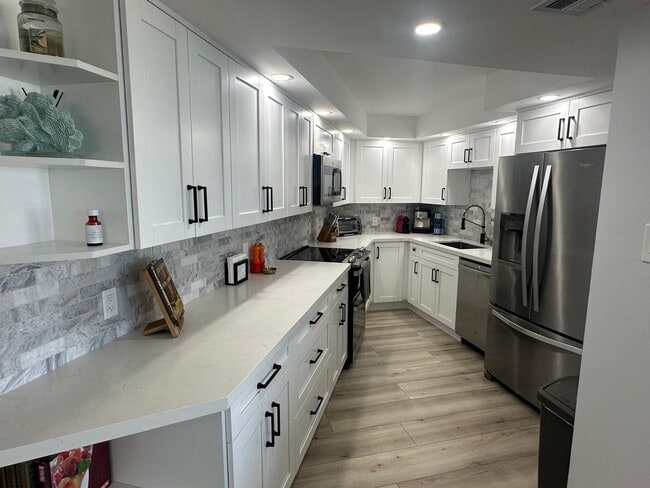 Building Photo - 5420 N Ocean Dr