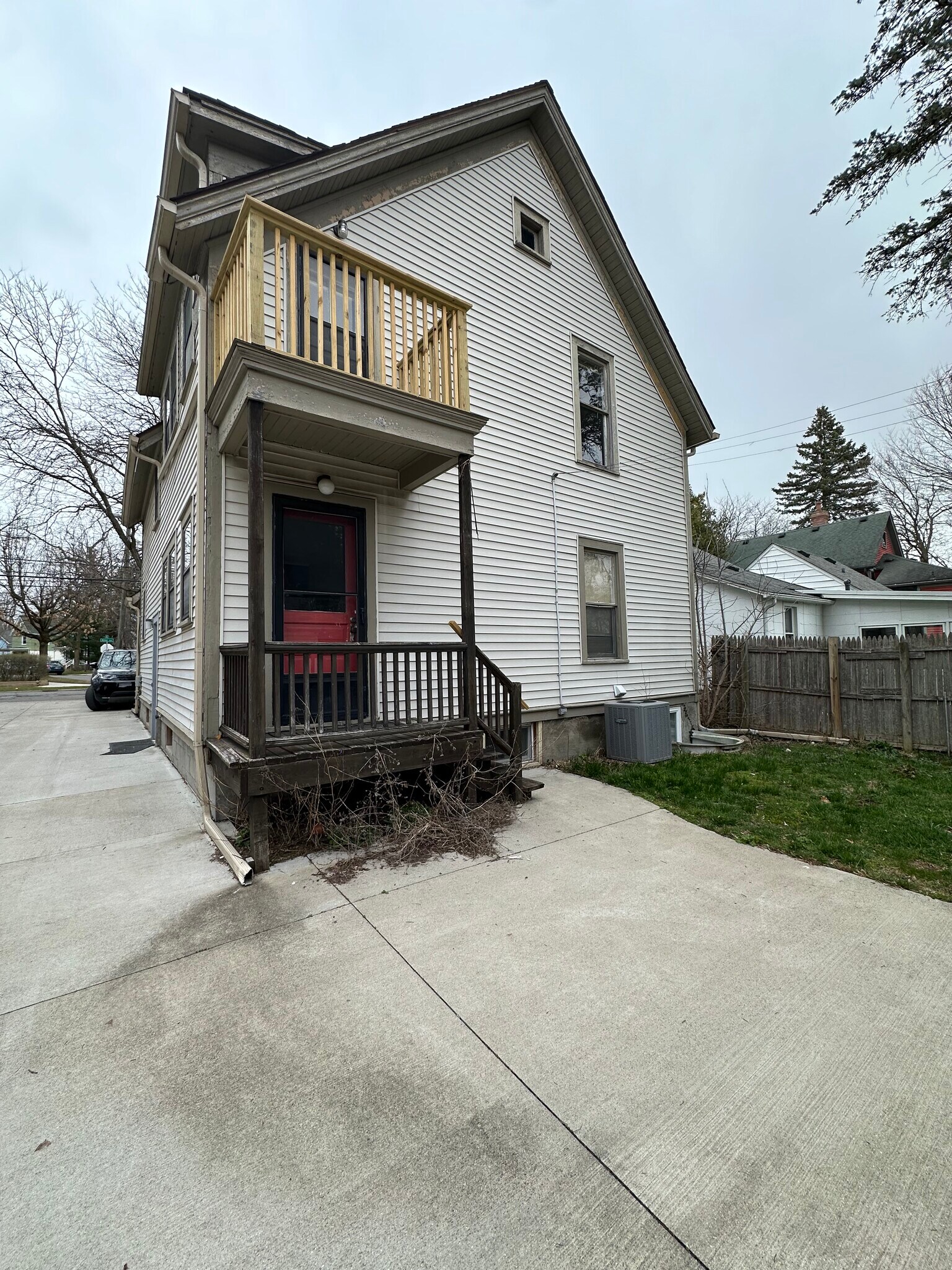 Building Photo - 829 Miller Ave