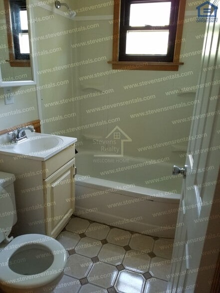 Building Photo - 2420 Chicago Ave