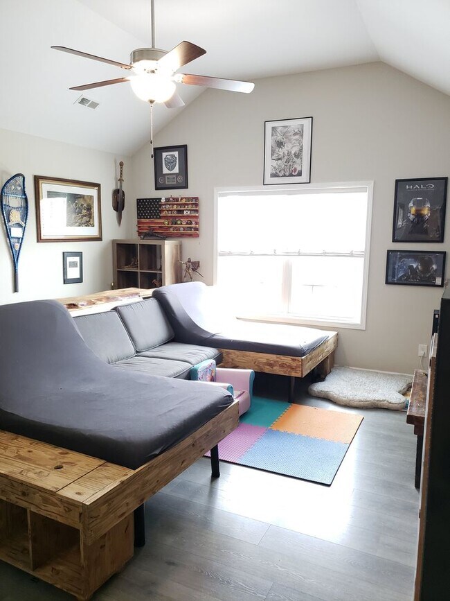Building Photo - Near Exit 1! Close to I-24! HUGE Kitchen I...