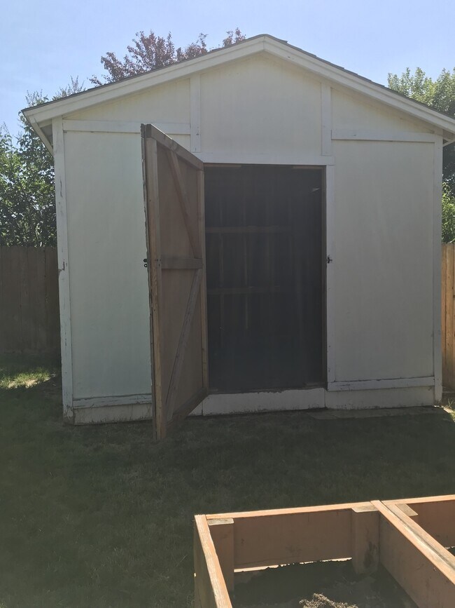 Building Photo - Cute Nampa home in one of  the most desira...