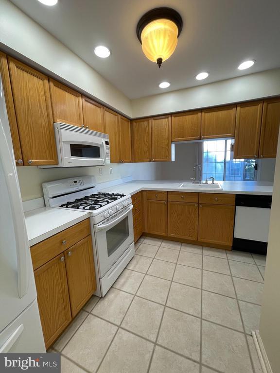 Building Photo - 208 Strawberry Ct