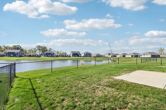 Building Photo - Fantastic 3bd/2ba home! Coming soon!