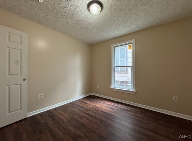 Building Photo - 2 E Main St