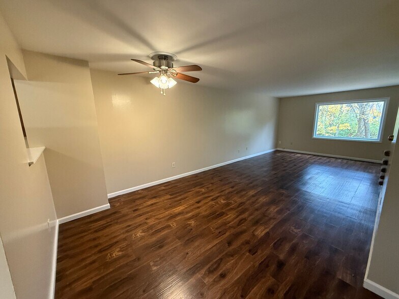 Building Photo - 5722 Bluebird Ct