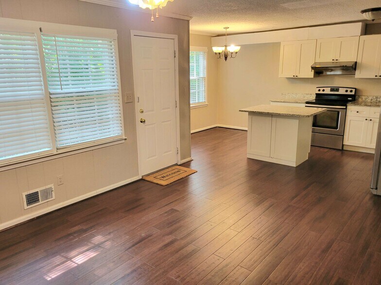 Building Photo - 804 Linbard Ln