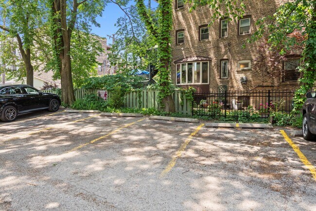 Building Photo - 629 W Buckingham Pl