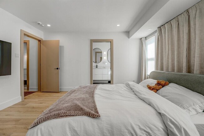 Building Photo - 3217 Oak Alley