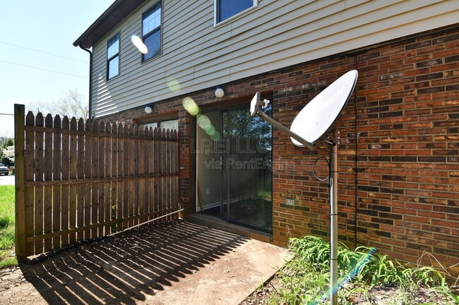 Building Photo - 621 Westport Rd