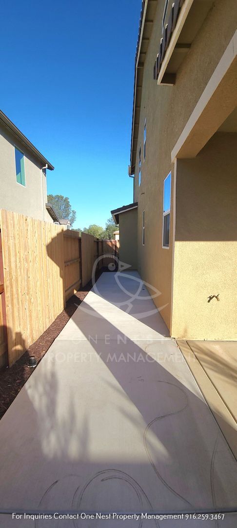 Building Photo - Move in by 12/1 $500 off 1st months rent! ...