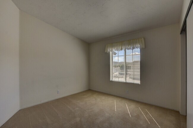 Building Photo - Beautiful 3 Bedroom in Vista Del Lago!