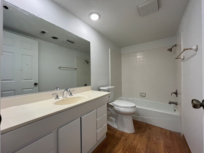 Building Photo - Canoga Park 1BR w/all appliances, parking,...