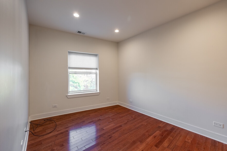 Building Photo - 1153 W Lunt Ave