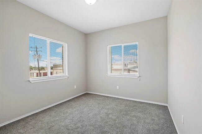 Building Photo - 512 E Hazelwood St
