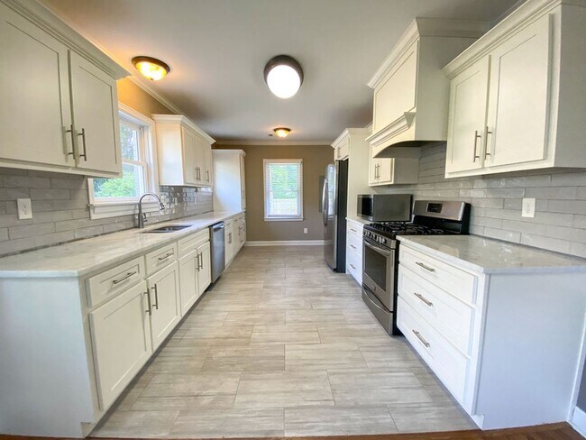 Building Photo - Nicely updated home in High Point Terrace