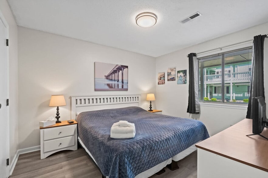 Building Photo - 1920 Bent Grass Dr