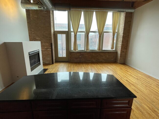 Living Area View 1 - 1500 W Monroe St