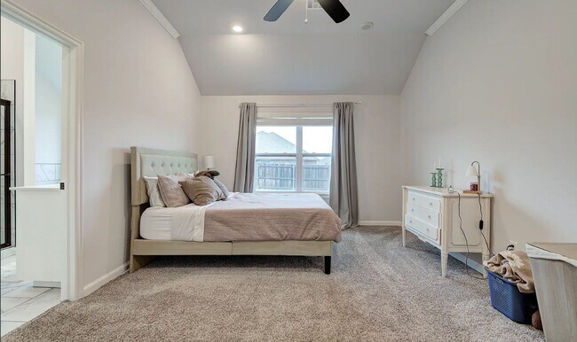 Building Photo - 4 Bedroom 2 Bathroom home with all appliances included