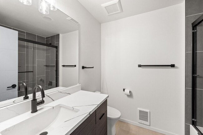 Building Photo - 3 bed /3 bath newer townhome in Green Lake!
