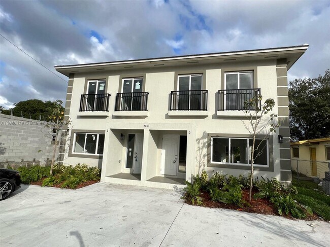 Building Photo - 808 NW 16th Ave