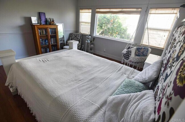 Building Photo - 5618 Bellevue Ave