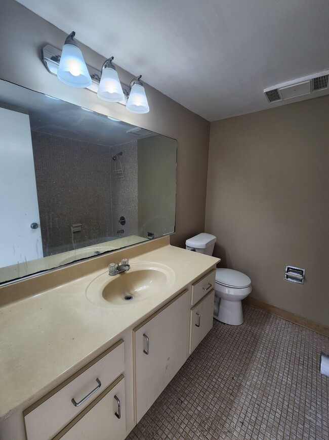Building Photo - Large Nice and Clean 1BR/1.5BA with Great Layout  in Prime Inverrary Location (Rent includes wate...