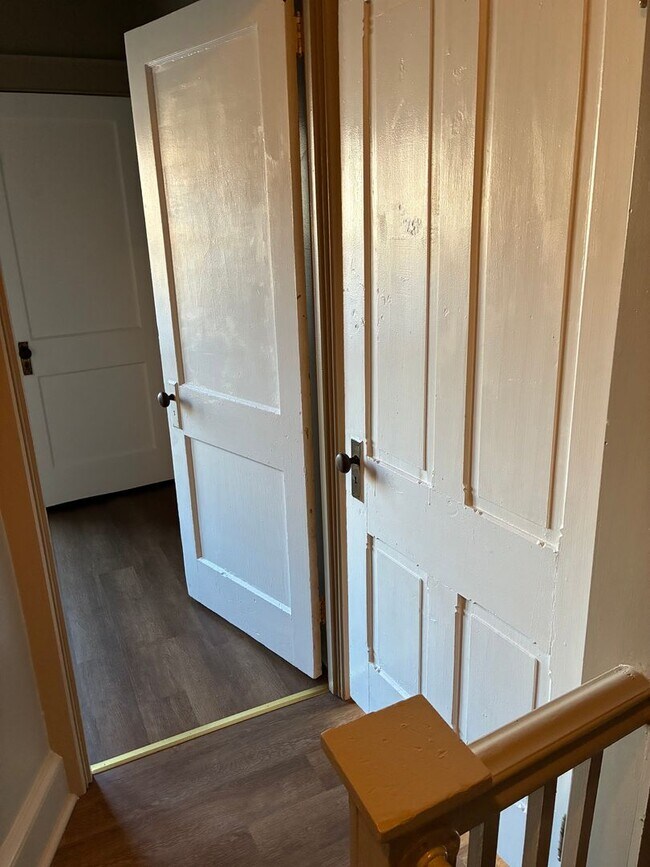 Building Photo - 206 Lincoln Way E