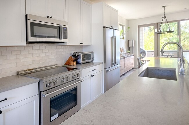Building Photo - Impeccable Designer Townhome