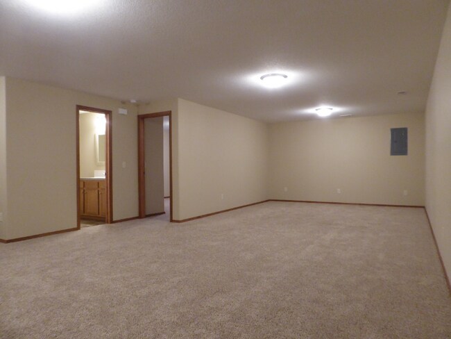 Building Photo - 3019 Cottonwood Hill Dr