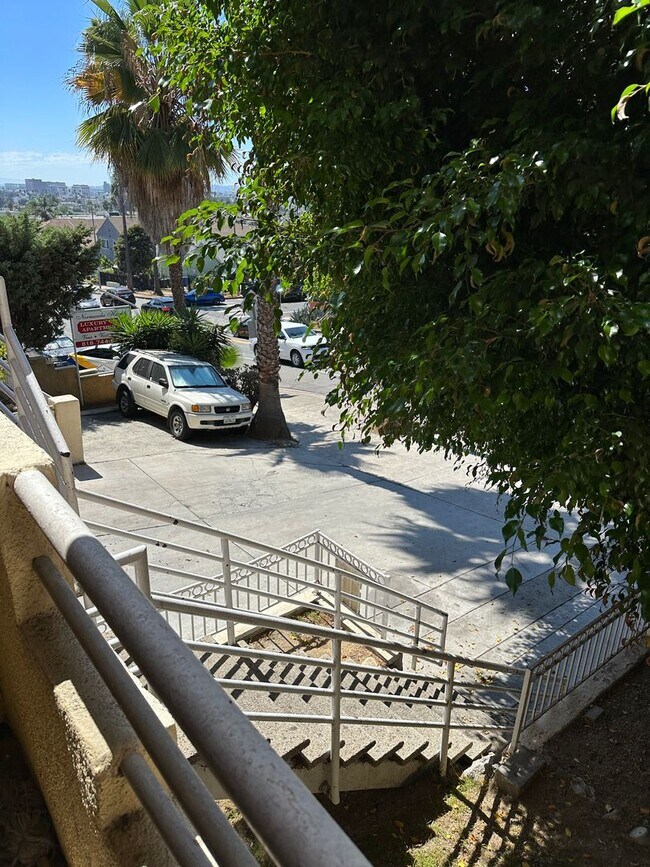 Building Photo - 2-Bedroom First-Floor Condo with Utilities Included in Los Angeles!