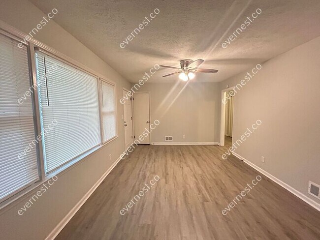 Building Photo - 2690 Lake Harbin Rd