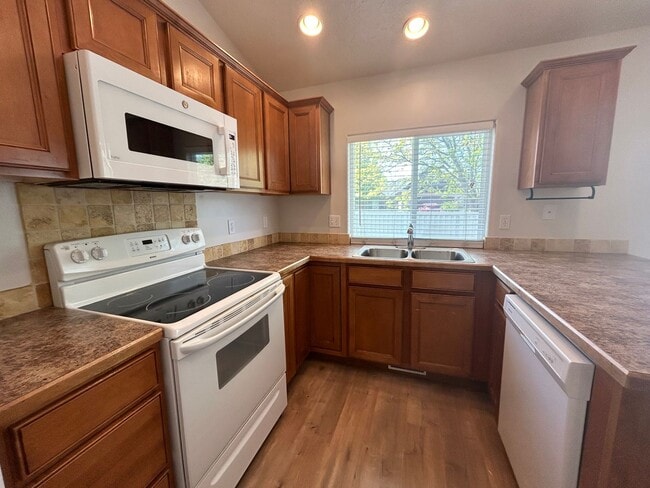 Building Photo - Beautiful4 Bedroom Home in Kuna