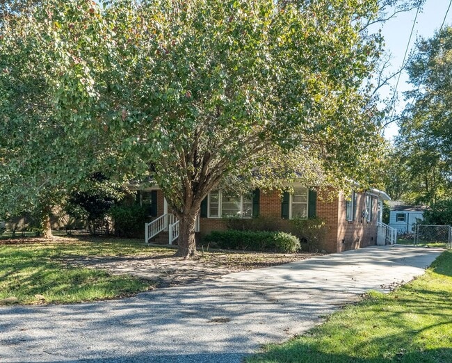 Building Photo - Cozy Living in Goose Creek!