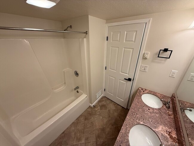 Building Photo - 30 Country Aire Ln