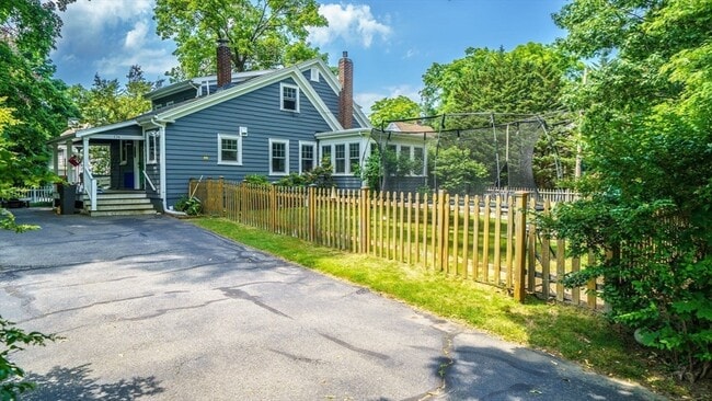 Building Photo - 176 Parker St