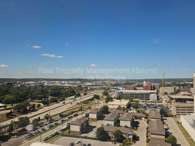 Building Photo - 410 W 7th St