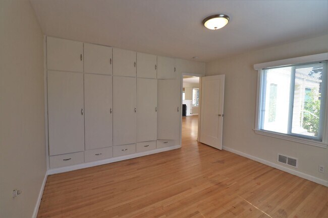 Building Photo - 2 Bedroom 1 Bathroom House in Wedgwood!