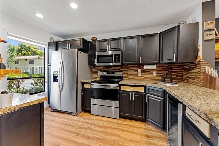 Building Photo - 850 Hill Dr