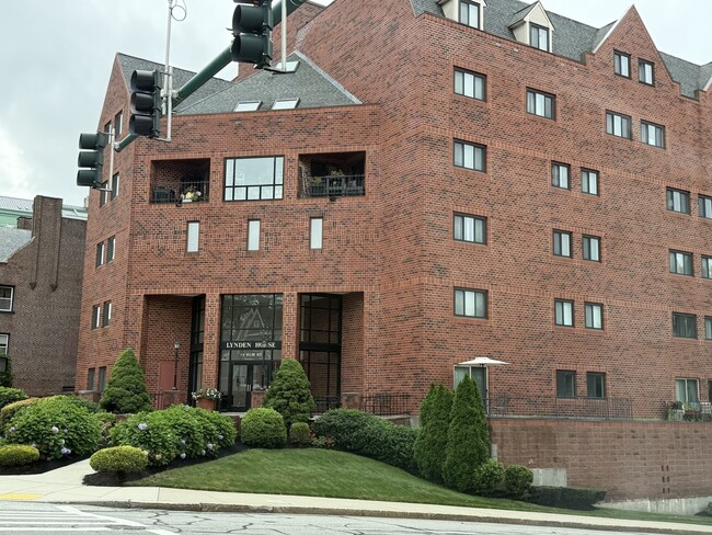 Building Photo - 44 Elm St