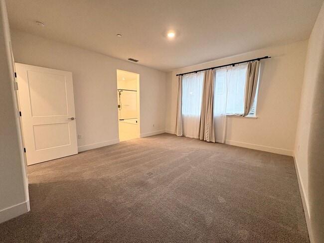 Building Photo - Beautiful 4 Bedroom 2.5 bath Home In Oakley with Solar