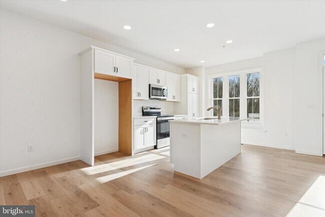 Building Photo - 144 SILVERSMITH Rd