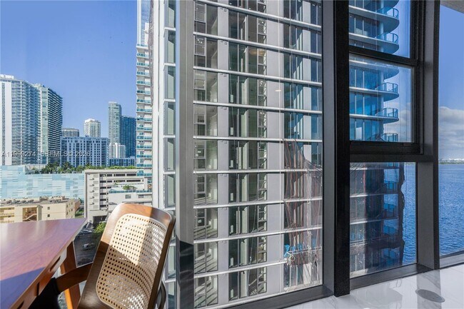 Building Photo - 700 NE 24th St