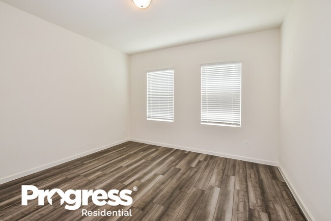 Building Photo - 487 London Dr