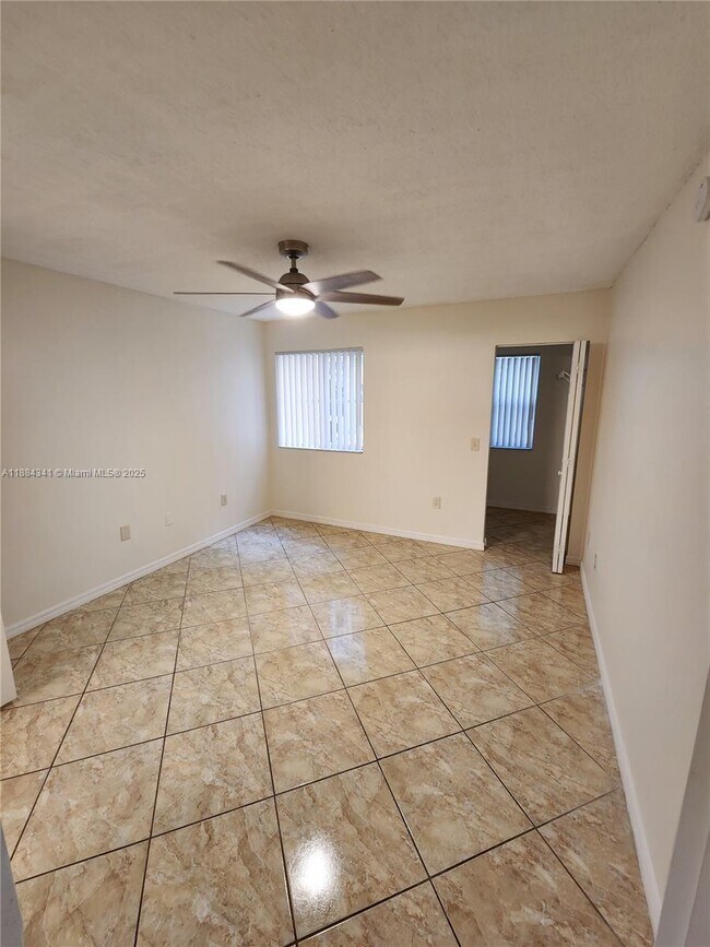 Building Photo - 2433 Centergate Dr